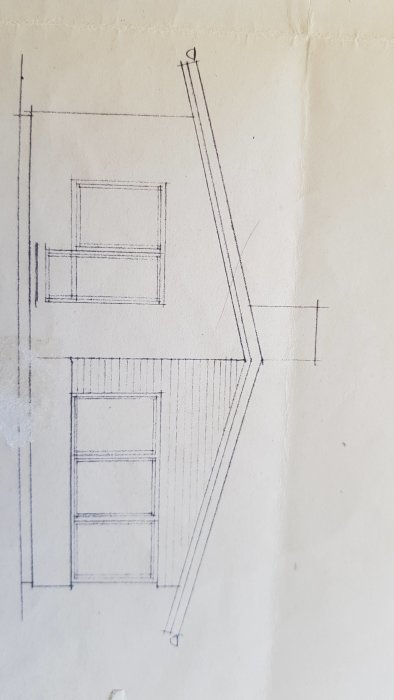 Arkitektritning av en del av en byggnad med vågmönster på ena väggen, markerade positioner för skjut/vik-partier.