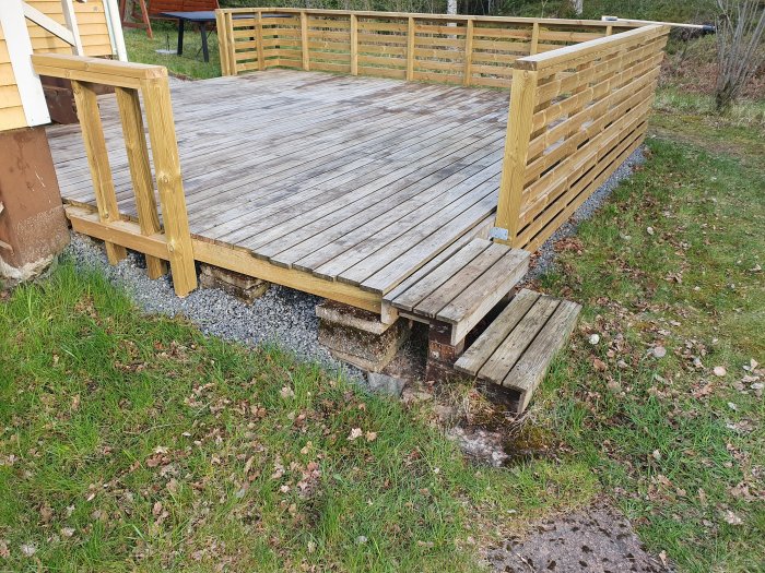 Trädäck med brutet hörn och provisorisk trätrappa passande för 120x120x43 dimensioner.