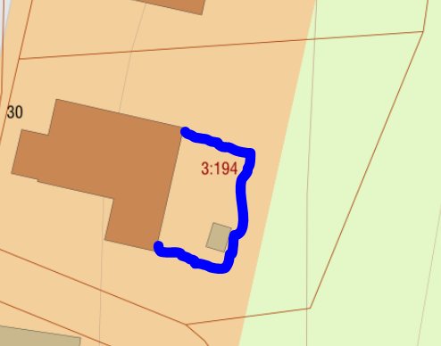 Fastighetskarta med markerat område bakom huset där marken är bergig och behöver plattas ut.