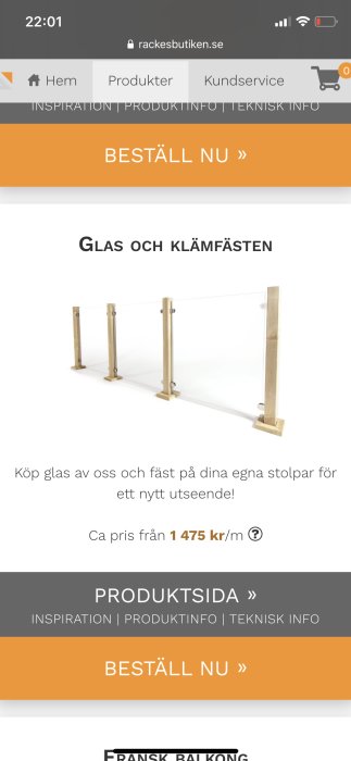 Klart glasräcke med klämfästen monterat på vertikala trästolpar för terrassbygge.