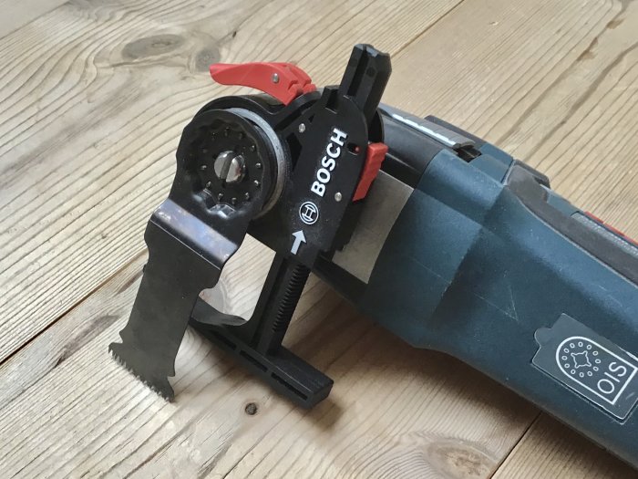 Bosch multimaskin med djupanhåll på trägolv.
