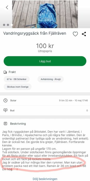 Blå vandringsryggsäck liggande på trägolv, använd med oklar volym enligt text.