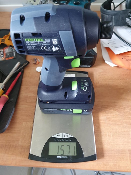 Festool TID18 slagborrmaskin på våg som visar vikten 1.57 kg.