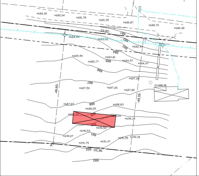 Terrängsektion med inritat husprojekt som visar byggnadens placering på en sluttande tomt i kuperad terräng.