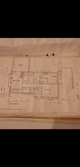 Ritning av husets källarplan som visar bastu och omgivande väggar, med fokus på väggarnas tjocklek.