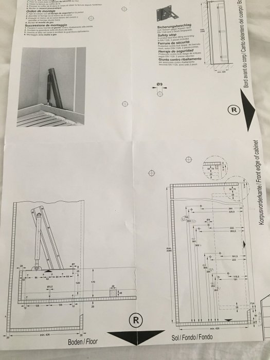 Instruktionsblad med monteringsschema för beslag i ett hopfällbart sängskåp.