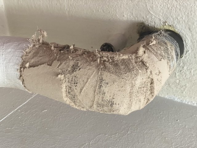 Rörkrökar isolerade med material som kan vara asbest, bilden är roterad där nedan nu är till vänster.