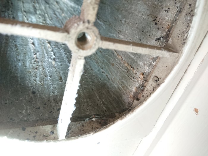 Inuti vy av ett metallrör med en stödspiralkonstruktion, möjlig koppling till en beskrivet ventil ovanpå tak.