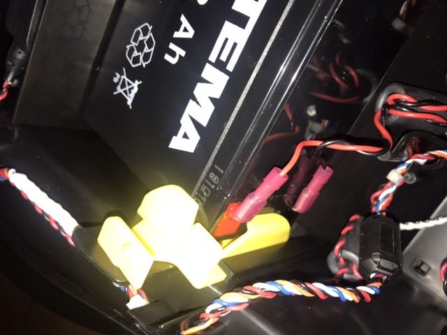 Ersättningsbatteri från Biltema installerat i en Robomow RX50u gräsklippare med påkopplade kabeländar samt flatstiftshylsor.