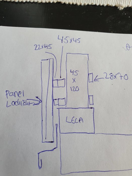 Ritning som visar väggkonstruktion med mått för panel, leca och reglar.