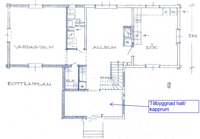 Arkitektritning av ett hus med markerad tillbyggnad för hall/kapprum.