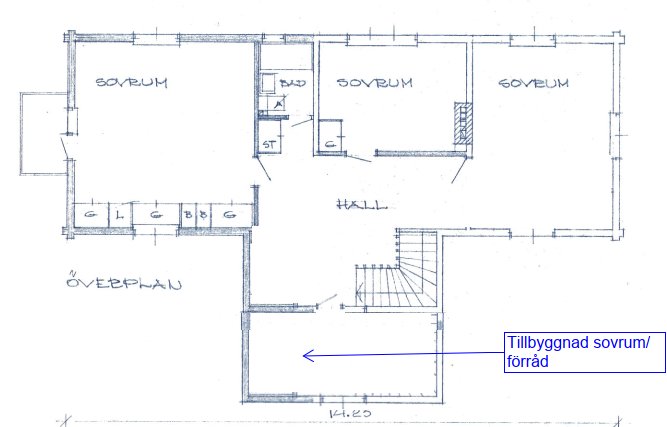 Arkitektritning av ett hus med markerade områden för tillbyggnad av sovrum och förvaring.