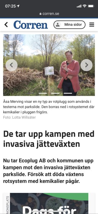 Kvinna visar rotplugg mot parkslide, med hopade grenar och skog i bakgrunden.
