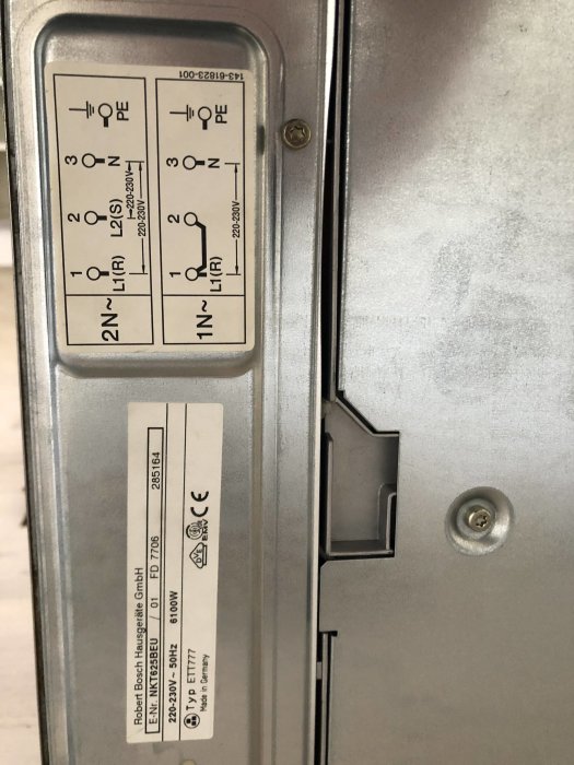 Elanslutningsschema och modellinformation på en induktionshäll.