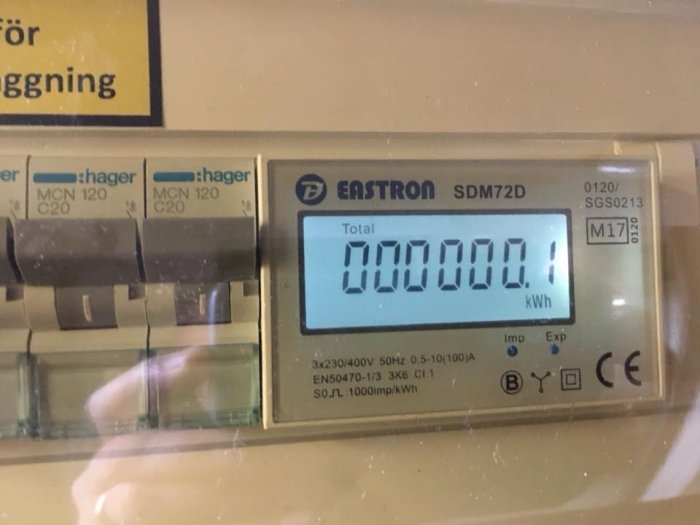 Digital elmätare visar total energiproduktion från solcellsanläggning, 0,1 kWh registrerat.