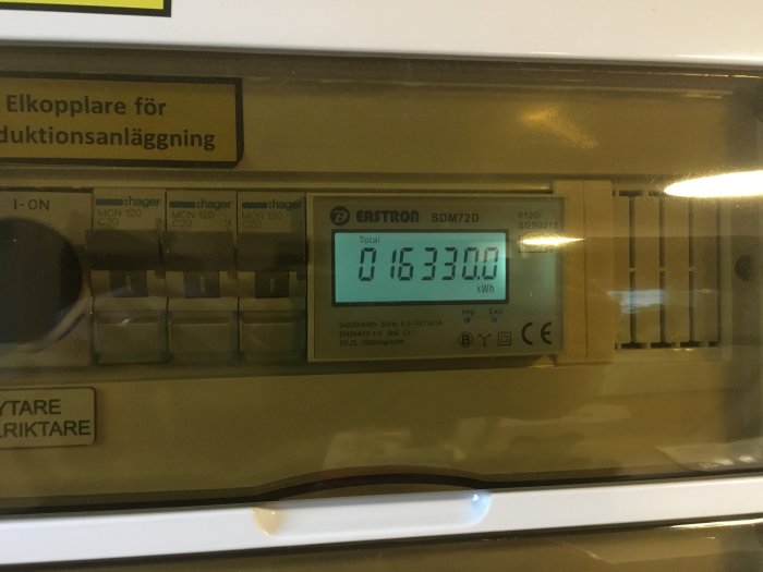 Mätare för solcellsanläggning som visar en total produktion på 163300 kWh.