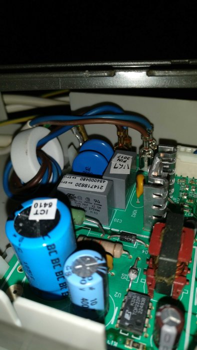 Kretskort inuti Electrolux EUF2301AC frys med synliga kondensatorer och elektroniska komponenter.