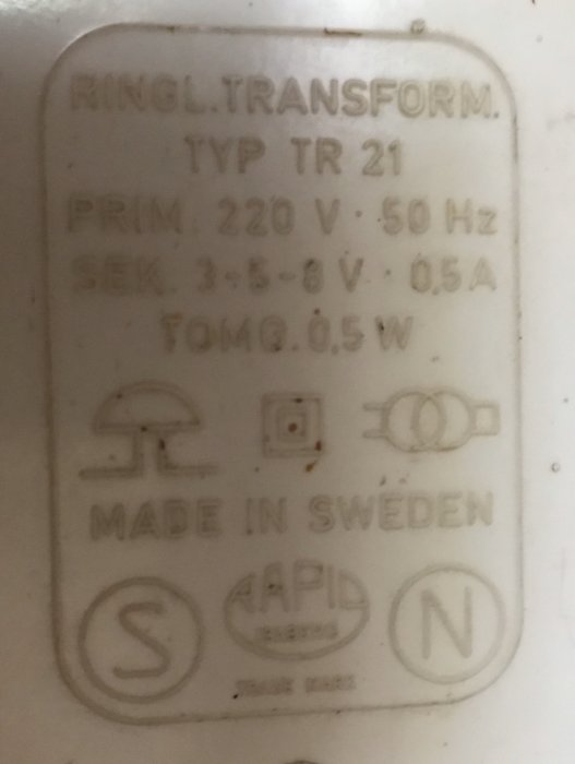 Etikett på en transformator med specifikationer: TYP TR 21, 220V, Made in Sweden.