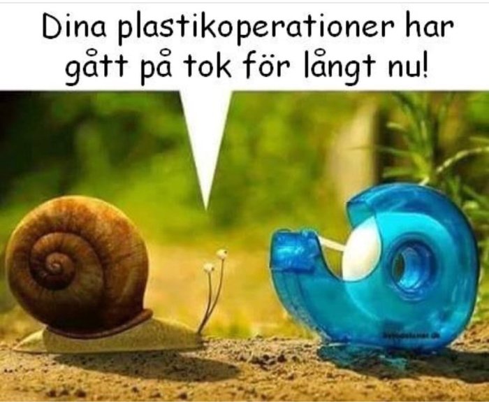 Snigel bredvid en tejpdispenser formad som en snigel med texten "Dina plastikoperationer har gått på tok för långt nu!