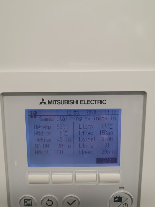 Mitsubishi Electric kontrollpanel som visar sammantställning av värmeinställningar och tider.