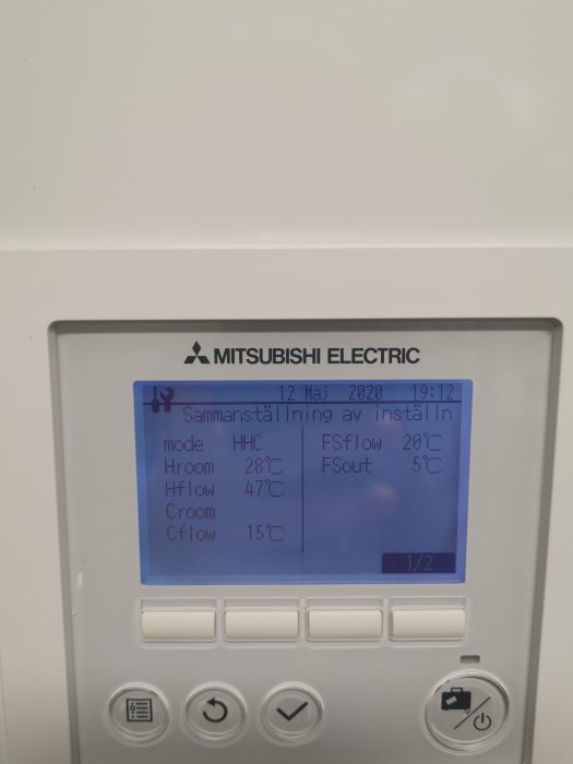 Digital display av en Mitsubishi Electric-enhet som visar temperatur och inställningar för värme och kyla.