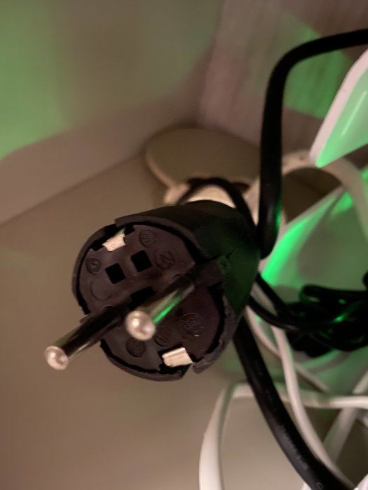 Närbild på en elsladd med okänd instruktion tillämpad, eventuellt utomhusbruk.