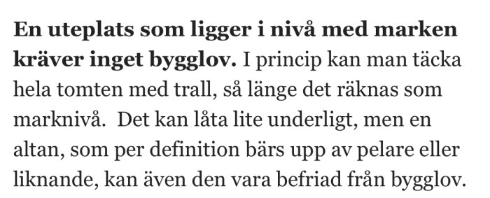 Text ur ett foruminlägg som förklarar att en uteplats i nivå med marken inte kräver bygglov och kan täckas med trall.