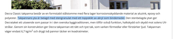 Vit villa med takpannor belagda med stengranulat och akrylbindemedel som exempel på byggmaterial.