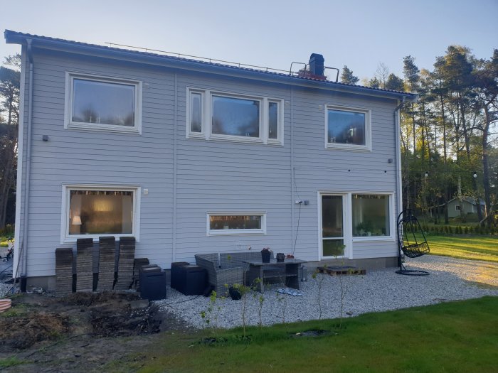 Tvåvåningshusets gavel med fönster och utan altantak, illustrerar byggplanering.