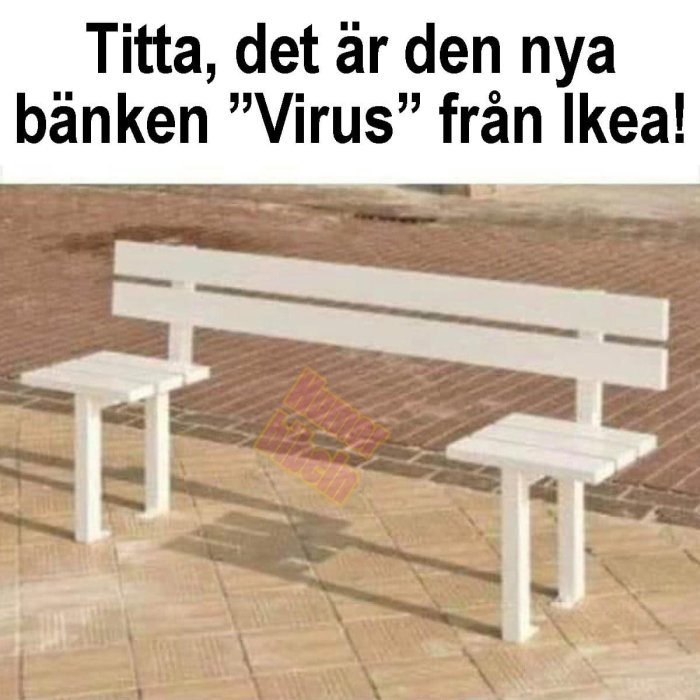 En manipulerad bild av en parkbänk med asymmetriskt placerade säten och ryggstöd, skämtsamt benämnd som "Virus" från Ikea.