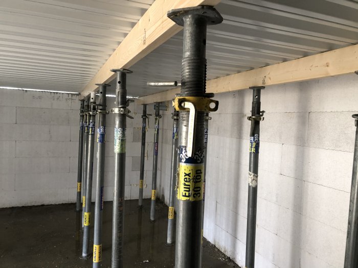 Stämpning under konstruktion med armering på taket i ett framtida garage.