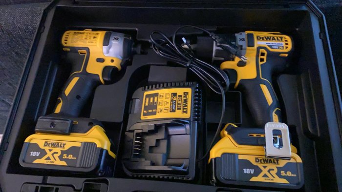 DeWalt 18V verktygssats med 5.0Ah batterier och laddare i en väska, uppgradering från Bosch 1.5amp set.