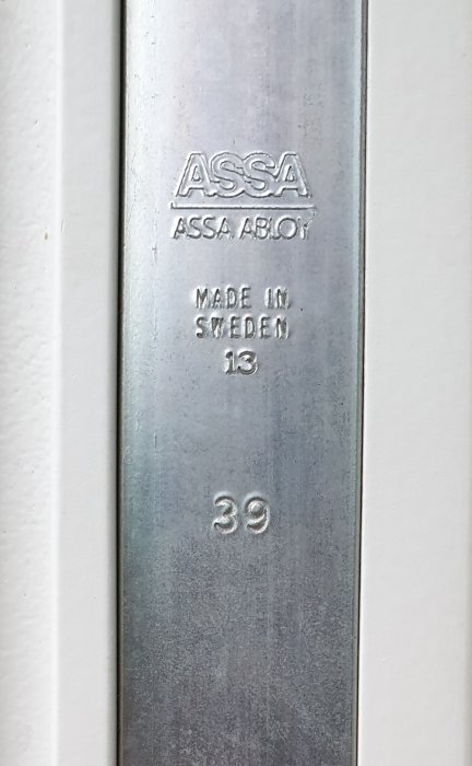 Detaljbild av en spanjolett från ASSA ABLOY med texten "MADE IN SWEDEN 13 39".