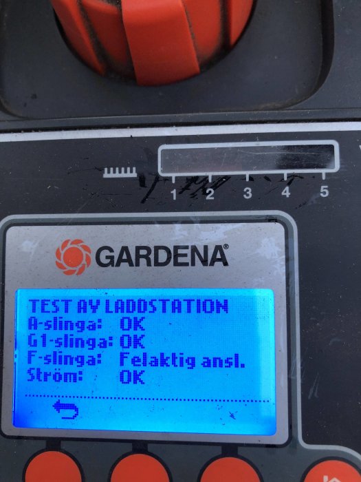 LCD-display på en Gardena R40Li robotgräsklippare med testresultat av laddstation och slingor.