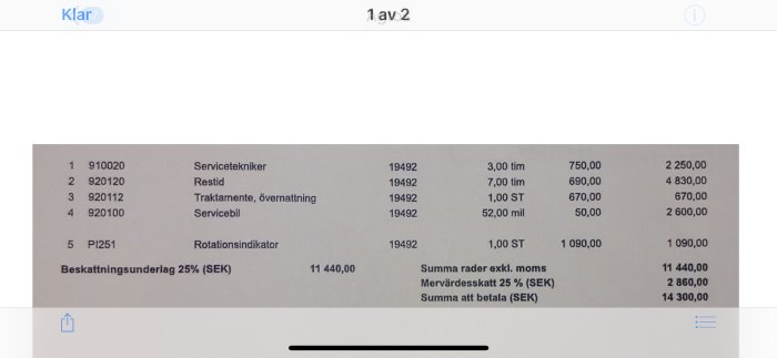 Fakturaklipp som visar debitering för servicetekniker, restid, traktamente, övernattning, och servicebil på totalt 14 300 SEK.