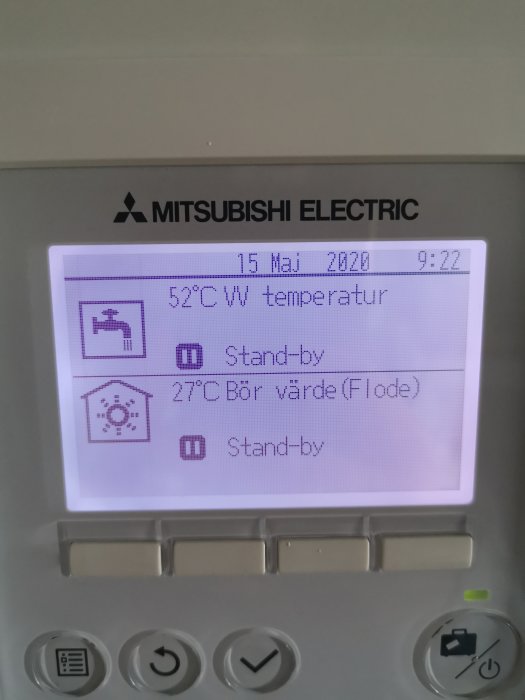 Display på värmepump med temperaturinställningar: 52°C värmetemperatur och 27°C börvärde.
