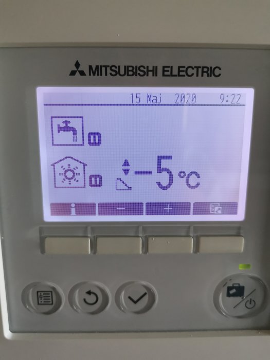 Display på värmeanläggning visar -5°C med datum och klockslag, samt ikoner för olika funktioner.