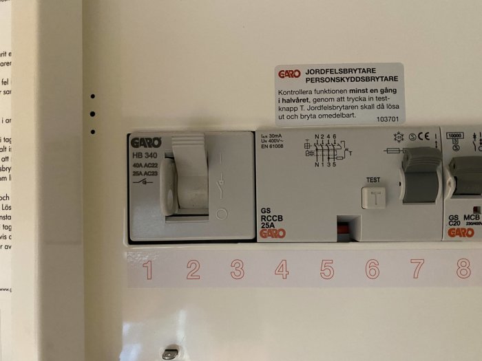 Elcentral med jordfelsbrytare och säkringar märkta med siffror 1 till 8.