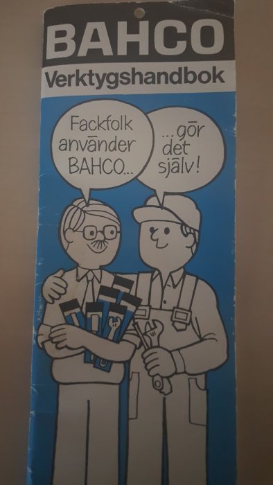 Omslaget till en Bahco verktygshandbok från 1973 med två tecknade figurer som håller verktyg och talarbubblor som säger "Fackfolk använder BAHCO..." och "...gör det själv!