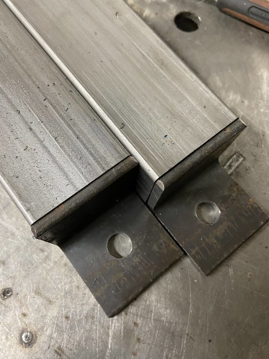 Metallprofiler som bearbetats med CNC plasma, uppvisar ren snittyta och hål för montering.