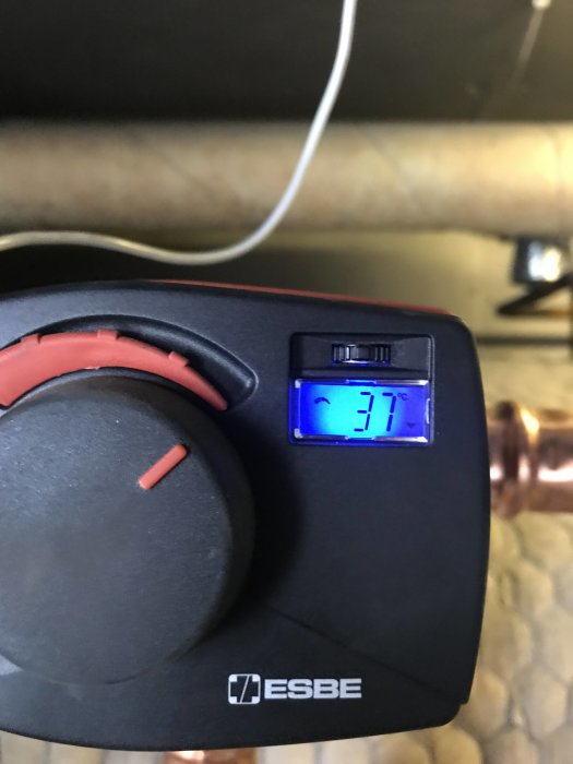 Termostat på en shuntventil med en digital display som visar 37 grader Celsius, märkt ESBE.