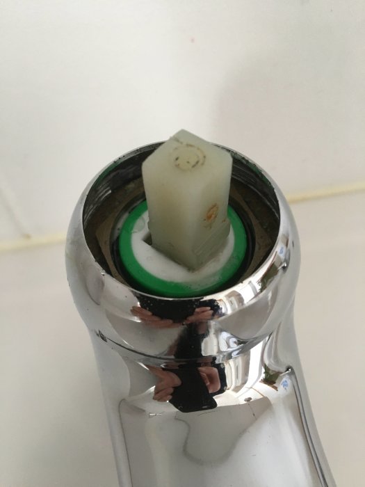 Kärvt blandarhuvud med övre kromad ring, vänt uppåt, behöver rengöringstips.