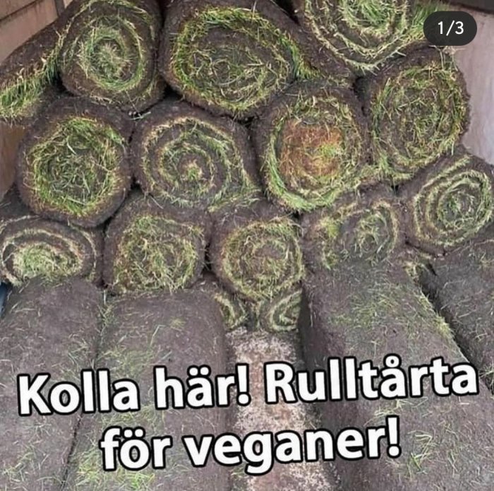 Rullade grästuvor som ser ut som rulltårta med texten "Kolla här! Rulltårta för veganer!