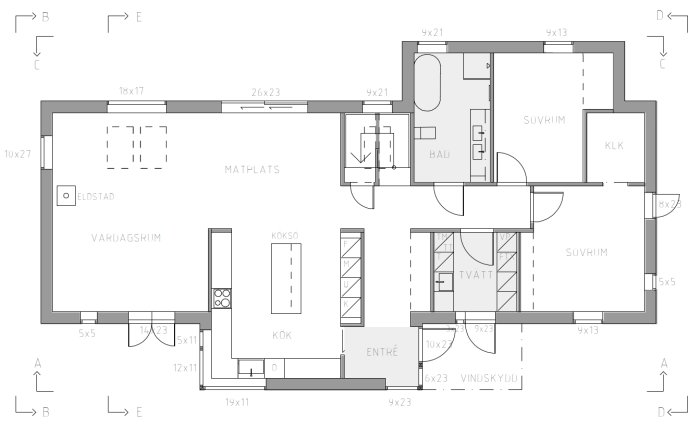 Arkitektonisk planritning av ett hus med måttangivelser, rumsetiketter och möbleringsskisser.