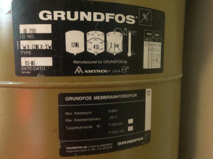 Etiketter på en Grundfos membranhydrofor som visar teknisk information, bland annat volym och maxtryck.