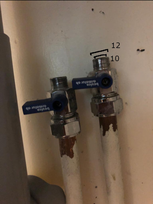 Vattenrör med klamringskoppling och märkning av dimensioner i ett renoveringsprojekt för köket.