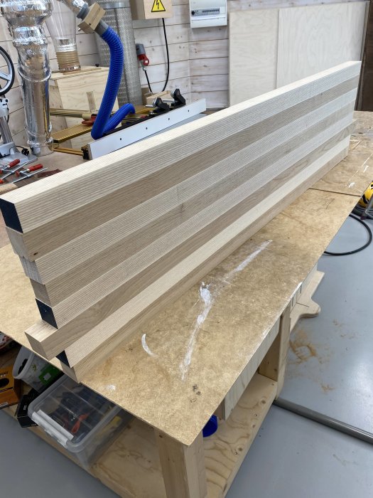 Två nygjorda ändträskärbrädor i ek och ask staplade på en arbetsbänk i en verkstad.