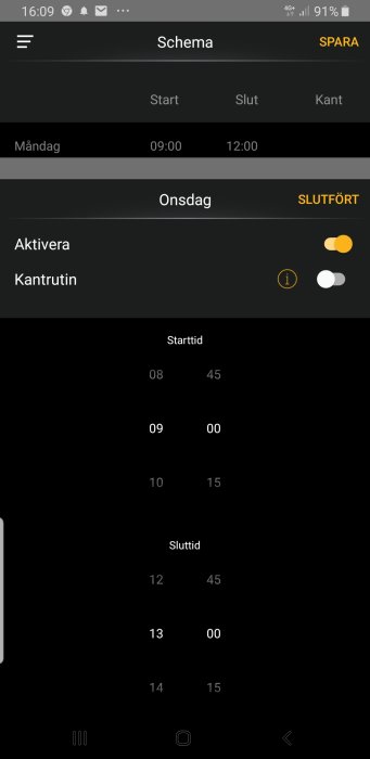 Skärmdump av en mobilapplikation som visar ett mörkt tema schema med start- och sluttider.