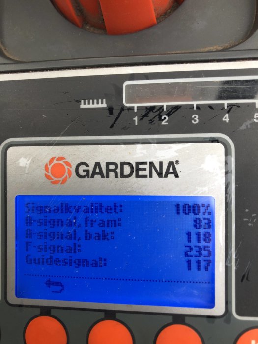GARDENA robotgräsklipparens display visar signalkvalitet och A- och F-signaler.