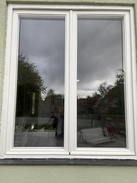 Inåtgående fönster på hus från 20-talet med synligt mellanrum där lister möts.